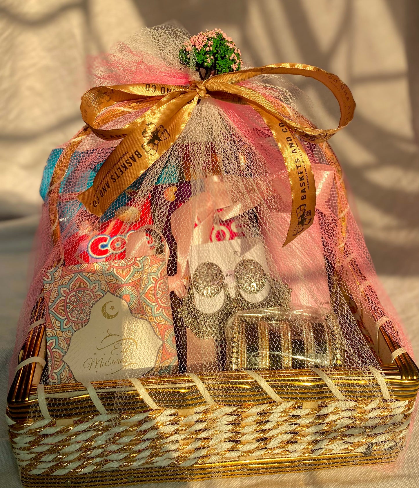 Gift basket for friends mehndi || Easy gift basket idea || #diy - YouTube